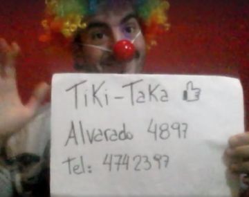 Un comerciante se viste de payaso para anunciar las ofertas