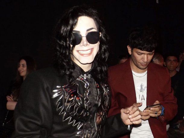 Golpearon al imitador de Michael Jackson por confundirlo con Felipe Pettinato