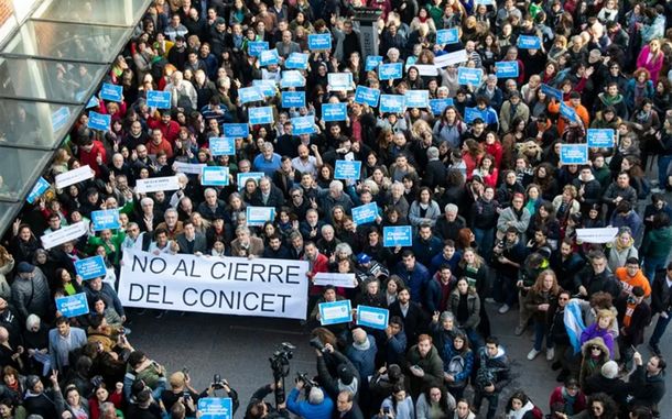 Masiva marcha de científicos e investigadores en defensa del Conicet tras ataques de Milei