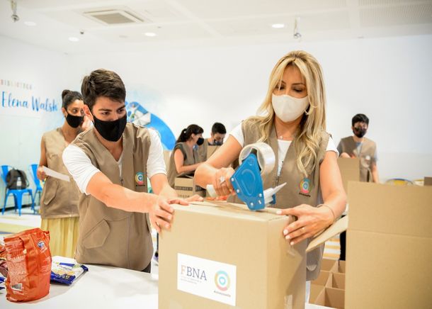 Fabiola Yáñez repartió productos navideños en hogares de niños