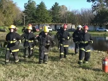 Divertida coreografía de bomberos voluntarios de Bragado