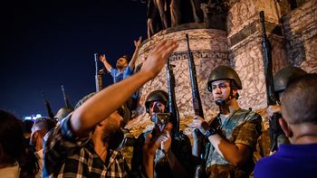 video: civiles turcos intentaron linchar a militares golpistas que fueron detenidos video: civiles turcos intentaron linchar a militares golpistas que fueron detenidos