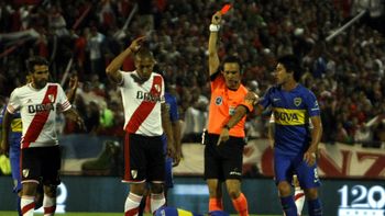 la patada de silva que dejo a boca con 10 hombres sobre el inicio del partido la patada de silva que dejo a boca con 10 hombres sobre el inicio del partido