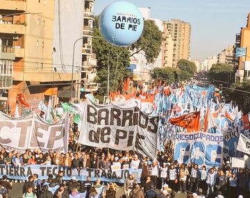 Miles de personas se concentran en Plaza de Mayo para pedir trabajo