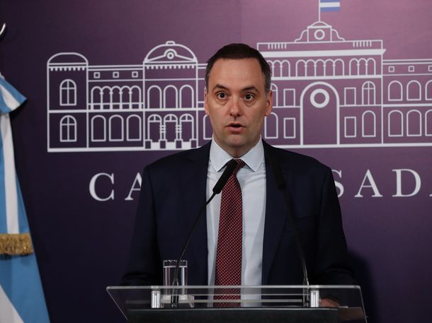 La postura del Gobierno sobre la emisión de monedas provinciales: qué dijo Manuel Adorni