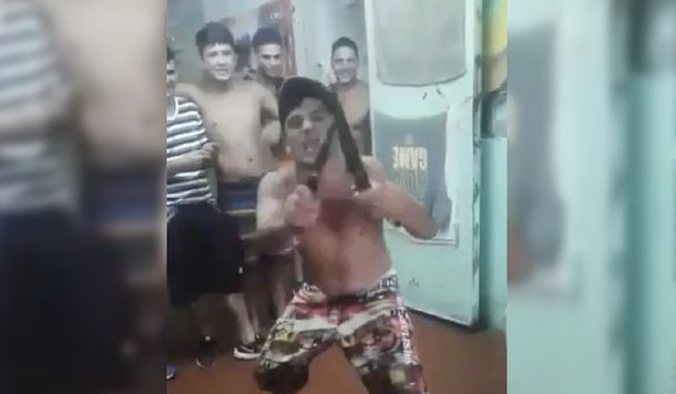 La danza de las facas: el intimidante baile de un preso en la cárcel de Batán