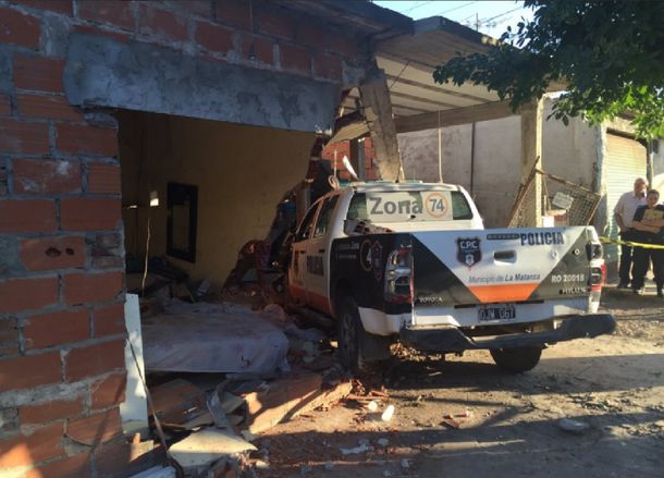 Laferrere: un patrullero chocó contra una casa y mató a una persona 
