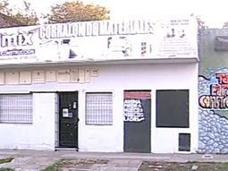 Dos carteles de la búsqueda de Araceli en el corralón donde trabaja Baradacco Dos carteles de la búsqueda de Araceli en el corralón donde trabaja Baradacco