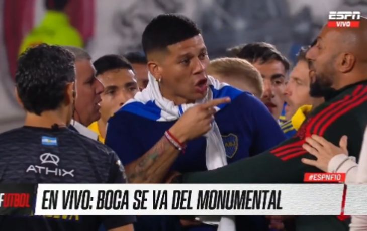 Marcos Rojo se metió en el campo de juego y le labraron una acta