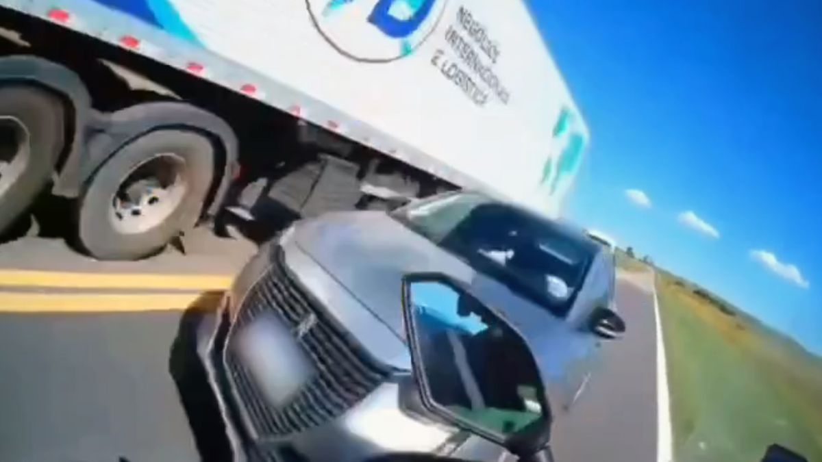 Identifican al conductor que casi choca de frente a un motociclista por ...