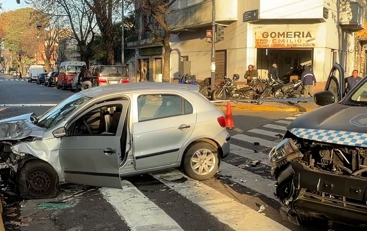 Un patrullero chocó contra un auto en Nueva Pompeya.