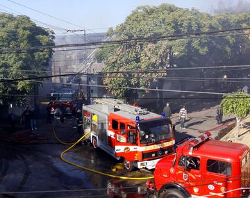 Pánico en Munro por incendio de una fábrica de productos químicos