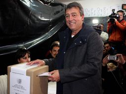 #eleccion2015: el candidato del fpv en mendoza llego al bunker y espera resultados #eleccion2015: el candidato del fpv en mendoza llego al bunker y espera resultados