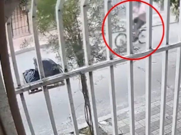 La angustia de un nene ante un robo en una plaza de Córdoba: ¡Nooo, nooo, mi bici!