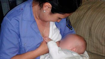 una policia amamanto a un bebe que estaba sin su mama y no paraba de llorar una policia amamanto a un bebe que estaba sin su mama y no paraba de llorar