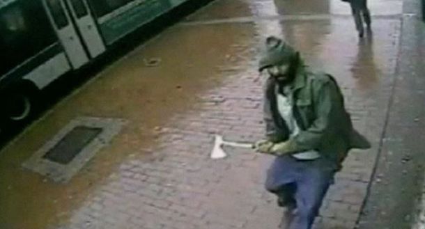 Un hombre ataca a dos policías con un hacha en Nueva York
