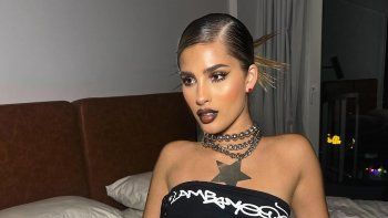 Julieta Poggio disfruta del calorcito con una microbikini naranja. Julieta Poggio disfruta del calorcito con una microbikini naranja.