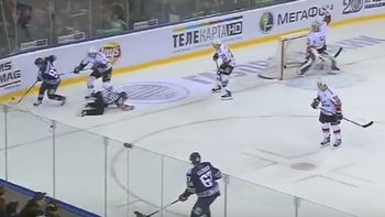 video: un arbitro de hockey sobre hielo murio tras un discazo video: un arbitro de hockey sobre hielo murio tras un discazo