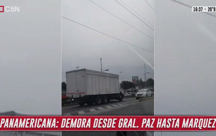 Un camión avanzando marcha atrás provocó caos en Panamericana