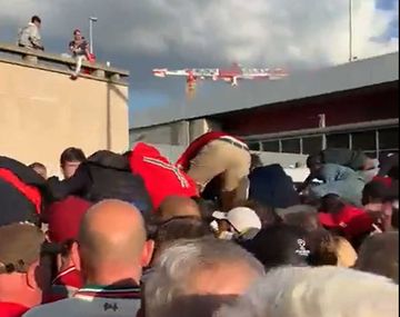 VIDEO: Así saltaban las rejas para colarse los del Liverpool
