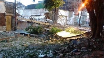 noble gesto: encontro 20 mil dolares en una casa derrumbada y los devolvio noble gesto: encontro 20 mil dolares en una casa derrumbada y los devolvio