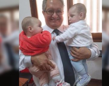 Profesor José Luis Cañote, con los hijos de su alumna