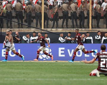 Gabigol marca el segundo y sale desenfrenado a festejar