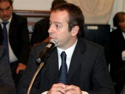 el grupo clarin confirmo que no cumplira con la ley de medios el grupo clarin confirmo que no cumplira con la ley de medios