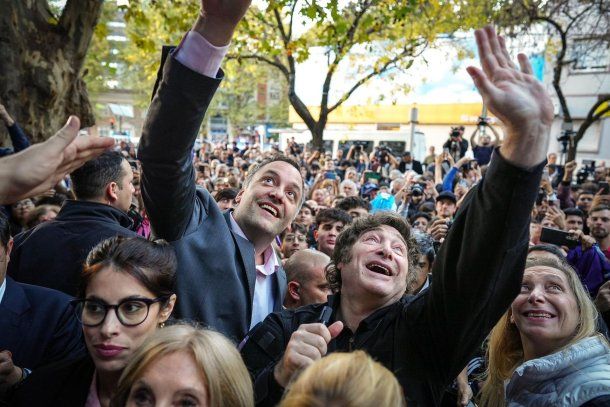 Manuel Adorni y Javier Milei