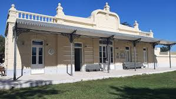 El pueblo cerca de la ciudad y que tiene pocos habitantes El pueblo cerca de la ciudad y que tiene pocos habitantes