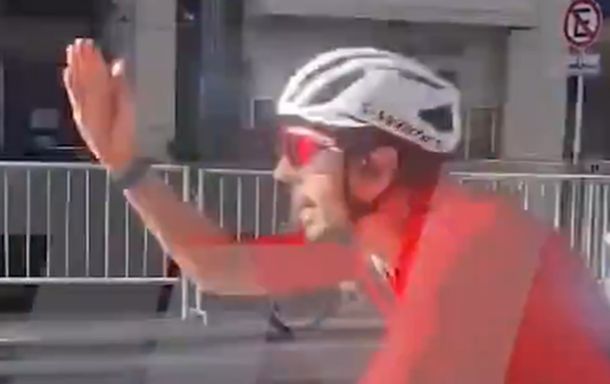 Volvé Cristina: el insólito momento en que un ciclista burló el vallado de seguridad de Javier Milei