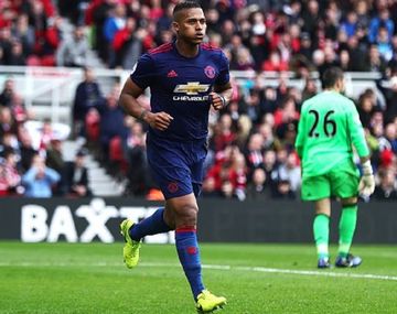 El ecuatoriano Valencia aprovechó el regalito de Valdés y sentenció el partido