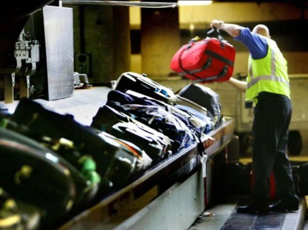 Despidos en Aeroparque: Intercargo desvinculó a maleteros que maltrataban el equipaje