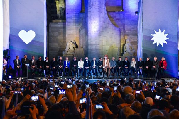 Cristina Kirchner, en Rosario: Necesitamos unir esfuerzos de todos para dejar atrás esto tan feo