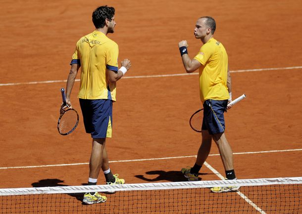 Argentina cayó en el dobles y Brasil acaricia los cuartos de final
