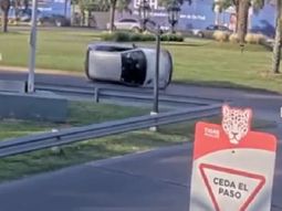 Tigre: circulaba a alta velocidad, mordió el cordón en una rotonda y volcó