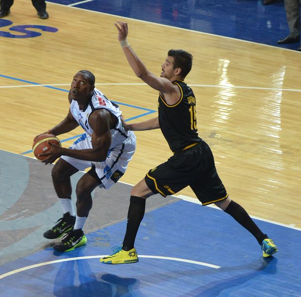 Obras le ganó a Regatas en un partido cerrado y ya está en la final