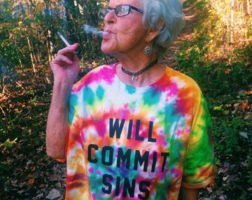 Tiene 86 y es furor por fumar marihuana