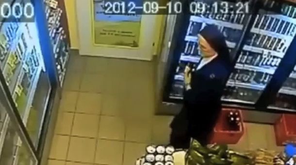 Paga Dios: una monja robó cerveza en un supermercado