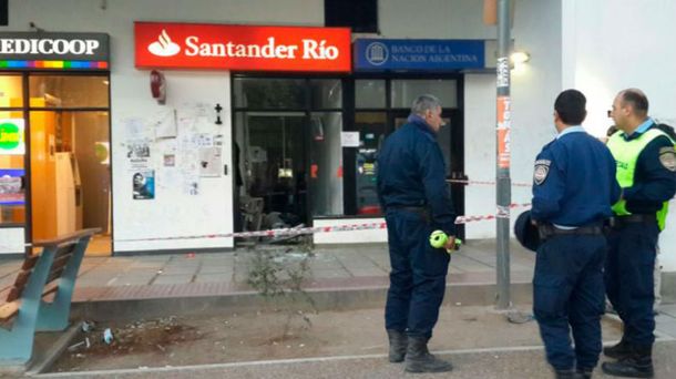 Hicieron explotar un cajero y robaron más de $800 mil