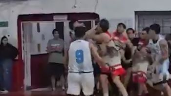 un partido de basquet termino en batalla campal en san luis: dos jugadores se empujaron y comenzaron a golpearse un partido de basquet termino en batalla campal en san luis: dos jugadores se empujaron y comenzaron a golpearse