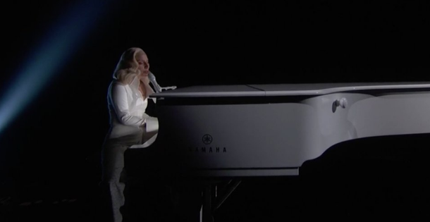 El impactante show de Lady Gaga en homenaje a las victimas de abuso sexual