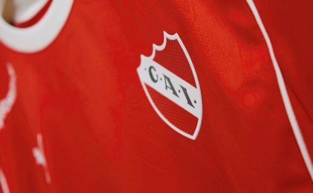 Independiente dio marcha atrás tras las quejas: renovó con su sponsor de indumentaria