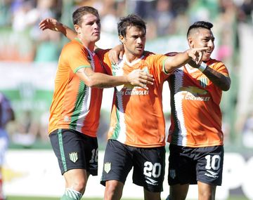 Los jugadores de Banfield celebran uno de los tantos ante Unión