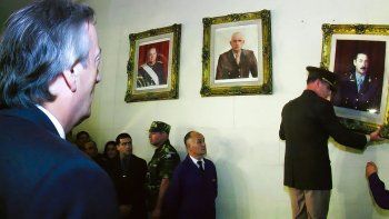Néstor Kirchner mandó a bajar el cuadro de Videla y Bignone del Colegio Militar. Ocurrió un 24 de marzo de 2004. Néstor Kirchner mandó a bajar el cuadro de Videla y Bignone del Colegio Militar. Ocurrió un 24 de marzo de 2004.