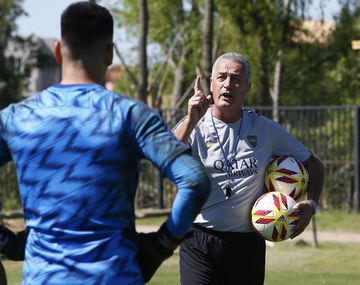 Alfaro le comunicó a Tevez que irá al banco y será reemplazado por Zárate