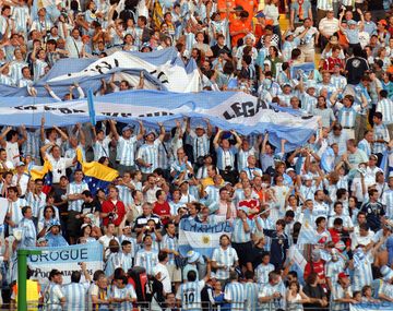 Los hinchas argentinos quieren que vuelva al f&uacute;tbol