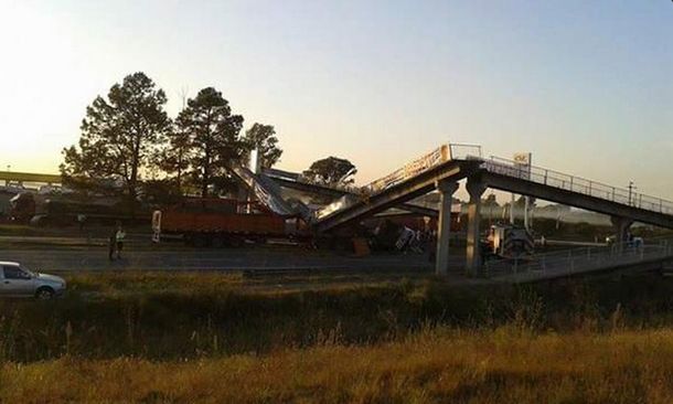 Un camión derribó un puente en la Ruta 14 en Gualeguaychú