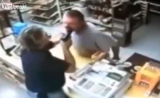 VIDEO: Quiere robarle a un veterano de guerra y le sale muy mal