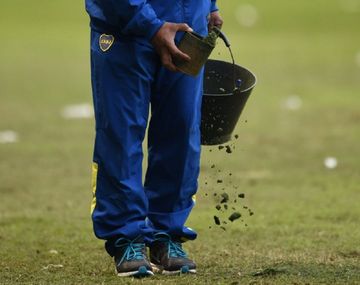 Arena verde para disimular el estado de La Bombonera